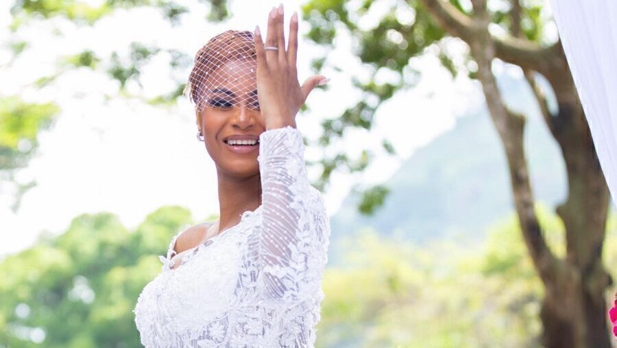Chantal Biya couvre Coco Emilia de cadeaux après son mariage