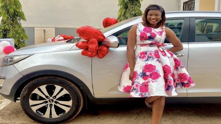 Aissa Njayou reçoit une voiture pour son anniversaire