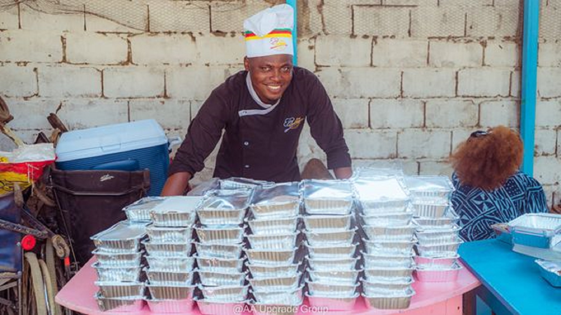 Chef Rodrigue distribue des repas gratuits aux enfants handicapés