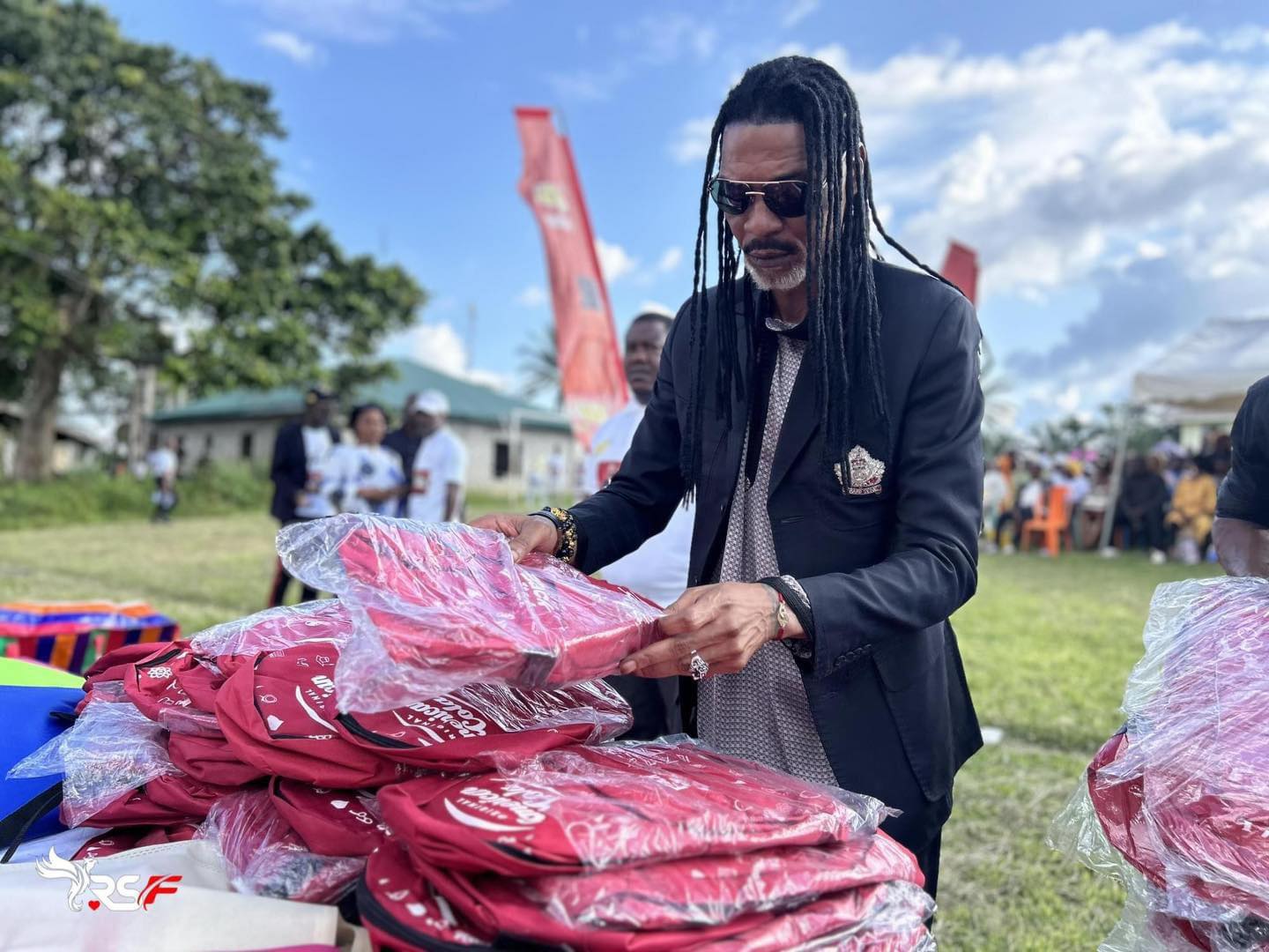 Rigobert Song en tournée nationale pour des dons de la rentrée scolaire